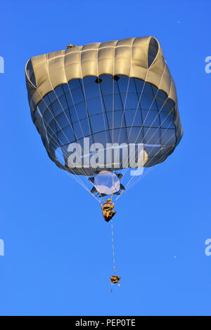 Ein Fallschirmjäger der US-Armee zur 1. Bataillon zugeordnet, 503Rd Infanterie Regiment, 173Rd Airborne Brigade, steigt auf Julia Drop Zone in Pordenone, Italien, 21.01.2016, nach dem Verlassen eines US Air Force 86th Air Wing Hercules C-130 Flugzeugen in der Luft. Die 173Rd Airborne Brigade ist der US-Armee Contingency Response Force in Europa, die in der Projektion bereit Kräfte überall in den USA in Europa, Afrika oder Verantwortungsbereich Zentrale Befehle' innerhalb von 18 Stunden. (U.S. Armee Foto von visuellen Informationen Spezialist Paolo Bovo/Freigegeben) Stockfoto