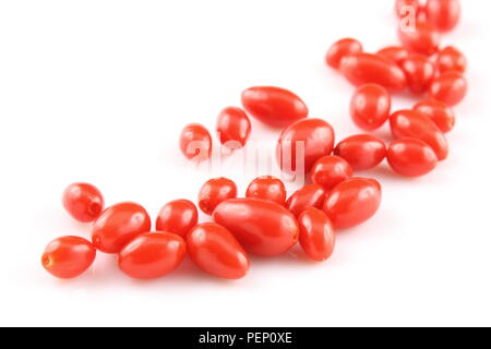 Zusammensetzung der frische Goji Beeren auf weißem Hintergrund Stockfoto