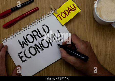 Handschrift Text schreiben Welt Wirtschaft. Begriff Sinne Global Weltweit Internationale Märkte Handel Geldwechsel Mann mit Marker notebook kleiden Stockfoto