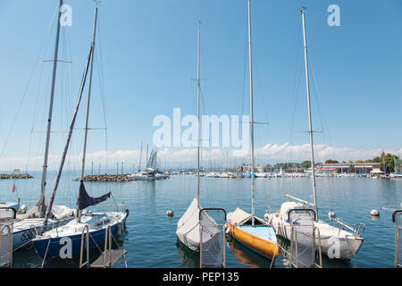Private Yachten in Lausanne Ouchy Port angeschlossen ist, wird die Schweiz am Genfer See (Genfer See) auf sonnigen Sommertag Stockfoto