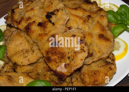 Mehrere ursprüngliche Kalbfleisch Schnitzel auf einer großen Platte Stockfoto