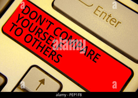Wort schreiben Text Don t sich nicht mit anderen Vergleichen. Business Konzept für Ihre eigene Version einzigartige Original Tastatur rote Taste Absicht erstellen Kom Stockfoto
