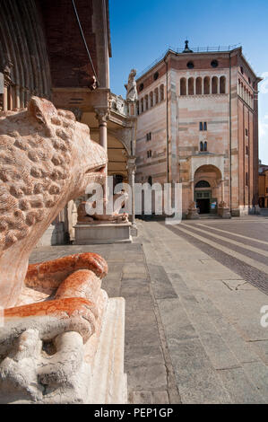 Italien, Lombardei, Cremona, Piazza del Comune Quadrat, Links Dom und Baptisterium Stockfoto