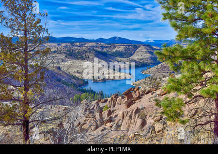 Felsen Balancing am See Billy Chinook in zentralen Oregon Stockfoto