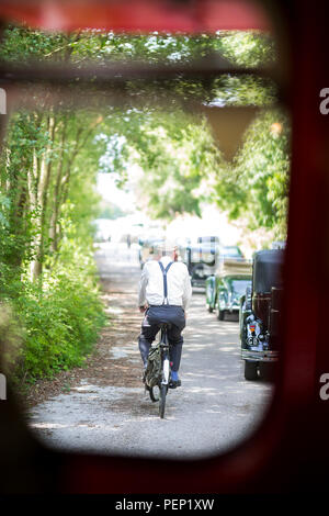Crich Straßenbahn Dorf, 1940 Wochenende: WWII die Vorderen, Jul '18. Militärische Parade gesehen durch das Fenster, Reisen innerhalb der Roten, vintage-Bus. Stockfoto