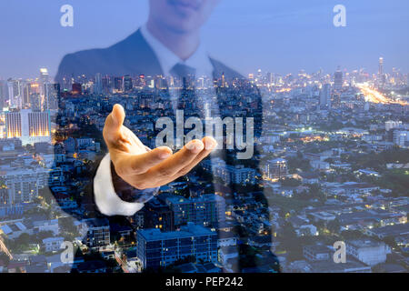 Double Exposure Geschäftsmann stretch Hand mit modernen Gebäude im Hintergrund. Stockfoto