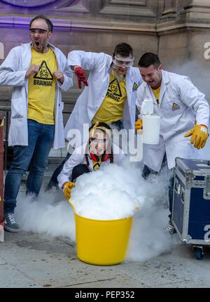 Edinburgh, Großbritannien. 16. Aug 2018. Die nullerjahre TV-Sendung Brainiac seine Edinburgh Fringe Debüt feiert mit Sprengstoff und knallt. Im Bild: Maggie Frazer und der Rest der Brainiacs Team mit Stickoxid explosion Credit: Rich Dyson/Alamy leben Nachrichten Stockfoto