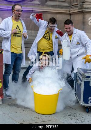 Edinburgh, Großbritannien. 16. Aug 2018. Die nullerjahre TV-Sendung Brainiac seine Edinburgh Fringe Debüt feiert mit Sprengstoff und knallt. Im Bild: Maggie Frazer und der Rest der Brainiacs Team mit Stickoxid explosion Credit: Rich Dyson/Alamy leben Nachrichten Stockfoto