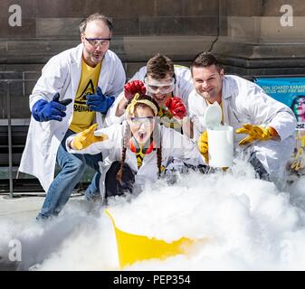 Edinburgh, Großbritannien. 16. Aug 2018. Die nullerjahre TV-Sendung Brainiac seine Edinburgh Fringe Debüt feiert mit Sprengstoff und knallt. Im Bild: Maggie Frazer und der Rest der Brainiacs Team mit Stickoxid explosion Credit: Rich Dyson/Alamy leben Nachrichten Stockfoto