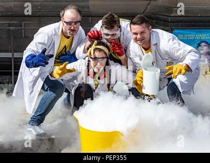 Edinburgh, Großbritannien. 16. Aug 2018. Die nullerjahre TV-Sendung Brainiac seine Edinburgh Fringe Debüt feiert mit Sprengstoff und knallt. Im Bild: Maggie Frazer und der Rest der Brainiacs Team mit Stickoxid explosion Credit: Rich Dyson/Alamy leben Nachrichten Stockfoto