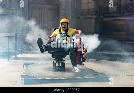Edinburgh, Großbritannien. 16. Aug 2018. Die nullerjahre TV-Sendung Brainiac seine Edinburgh Fringe Debüt feiert mit Sprengstoff und knallt. Bild: Andy Joyce auf Feuer spinning Stuhl Credit: Rich Dyson/Alamy leben Nachrichten Stockfoto
