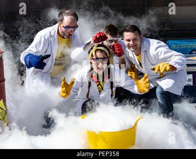 Edinburgh, Großbritannien. 16. Aug 2018. Die nullerjahre TV-Sendung Brainiac seine Edinburgh Fringe Debüt feiert mit Sprengstoff und knallt. Im Bild: Maggie Frazer und der Rest der Brainiacs Team mit Stickoxid explosion Credit: Rich Dyson/Alamy leben Nachrichten Stockfoto