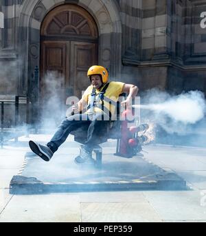 Edinburgh, Großbritannien. 16. Aug 2018. Die nullerjahre TV-Sendung Brainiac seine Edinburgh Fringe Debüt feiert mit Sprengstoff und knallt. Bild: Andy Joyce auf Feuer spinning Stuhl Credit: Rich Dyson/Alamy leben Nachrichten Stockfoto