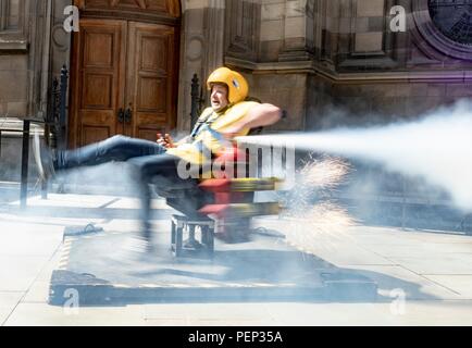 Edinburgh, Großbritannien. 16. Aug 2018. Die nullerjahre TV-Sendung Brainiac seine Edinburgh Fringe Debüt feiert mit Sprengstoff und knallt. Bild: Andy Joyce auf Feuer spinning Stuhl Credit: Rich Dyson/Alamy leben Nachrichten Stockfoto