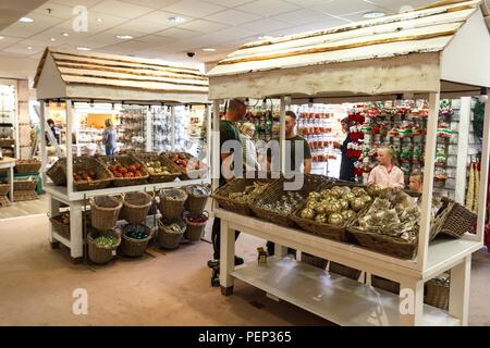 Cork, Irland. 16 Aug, 2018. Weihnachten kommt früh bis Braun Thomas. Heute war die Eröffnung des Brown Thomas 'Weihnachten Shop. 107 Shopping Tage bis Weihnachten, einige fragen sich, ob die Dinge außer Kontrolle geraten, wie früh shops Werbung für Weihnachten, sondern in Braun Thomas das Personal und viele Kunden beginnen, es zu lieben. Credit: Damian Coleman/Alamy Leben Nachrichten. Stockfoto