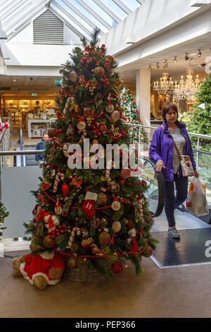 Cork, Irland. 16 Aug, 2018. Weihnachten kommt früh bis Braun Thomas. Heute war die Eröffnung des Brown Thomas 'Weihnachten Shop. 107 Shopping Tage bis Weihnachten, einige fragen sich, ob die Dinge außer Kontrolle geraten, wie früh shops Werbung für Weihnachten, sondern in Braun Thomas das Personal und viele Kunden beginnen, es zu lieben. Credit: Damian Coleman/Alamy Leben Nachrichten. Stockfoto