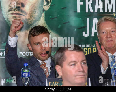 Windsor Park, Belfast, Nordirland. 16. August 2018. Pressekonferenz im Vorfeld der großen Fight Night am Samstag im Stadion in Belfast. Belfast Boxer Carl Frampton (links) und Boxen Promoter Frank Warren. Kredit: David Hunter/Alamy Live Nachrichten. Stockfoto