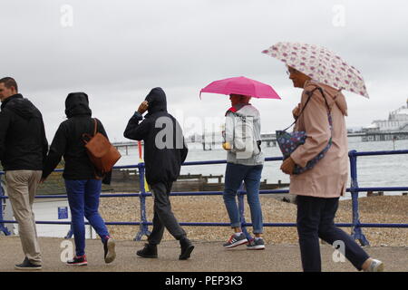 Eastbourne, Großbritannien. 16. Aug 2018. UK Wetter. Besucher in Eastbourne Airshow der Regen hoffend, die Airshow voran geht mutig. Eastbourne, East Sussex, UK Credit: Ed Brown/Alamy leben Nachrichten Stockfoto