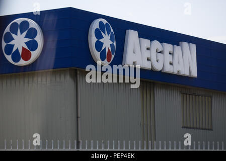 Athen, Griechenland. 15 Aug, 2018. Ägäis Tankstelle Logo ist in Athen gesehen. Credit: Omar Marques/SOPA Images/ZUMA Draht/Alamy leben Nachrichten Stockfoto