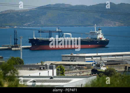 Athen, Griechenland. 15 Aug, 2018. Ein Schiff auf Helfe Tanker und Gas Terminal gesehen. Credit: Omar Marques/SOPA Images/ZUMA Draht/Alamy leben Nachrichten Stockfoto