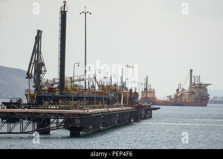 Athen, Griechenland. 15 Aug, 2018. Helfe Tanker und Gas Terminal Plattformen sind in Athen gesehen. Credit: Omar Marques/SOPA Images/ZUMA Draht/Alamy leben Nachrichten Stockfoto