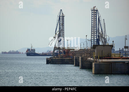 Athen, Griechenland. 15 Aug, 2018. Helfe Tanker und Gas Terminal Plattformen sind in Athen gesehen. Credit: Omar Marques/SOPA Images/ZUMA Draht/Alamy leben Nachrichten Stockfoto