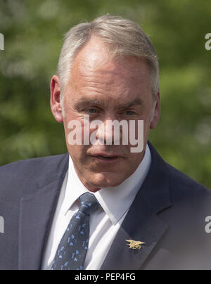 Washington, District of Columbia, USA. 16 Aug, 2018. United States Innenminister Ryan Zinke erfüllt die Reporter im Weißen Haus in Washington, DC, vor der Teilnahme an einer Kabinettssitzung mit US-Präsident Donald J. Trumpf auf Donnerstag, 16. August 2018. Quelle: Ron Sachs/CNP Credit: Ron Sachs/CNP/ZUMA Draht/Alamy leben Nachrichten Stockfoto