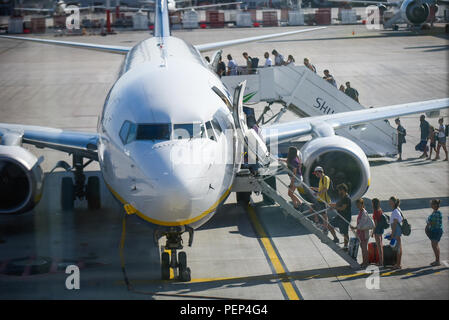 Athen, Griechenland. 15 Aug, 2018. Passagiere gesehen boarding Ryanair Boeing 737-800 Flugzeuge in Krakau John Paul II International Airport. Credit: Omar Marques/SOPA Images/ZUMA Draht/Alamy leben Nachrichten Stockfoto