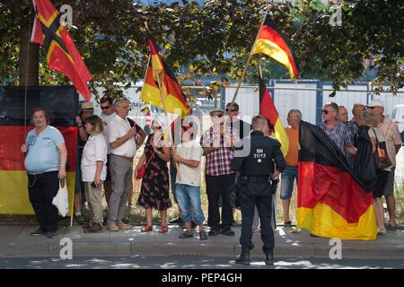 Dresden, Deutschland. 16 Aug, 2018. Die Teilnehmer an einer Kundgebung der Islamfeindlichkeit Pegida Bewegung stehen an einem Scheideweg, anlässlich der bevorstehenden Besuch von Bundeskanzlerin Angela Merkel (CDU) an den Sächsischen Landtag. Merkel ist an diesem Abend auf die Medien Sommerfest der sächsischen CDU-Landtagsfraktion erwartet. Credit: Sebastian Kahnert/dpa-Zentralbild/dpa/Alamy leben Nachrichten Stockfoto