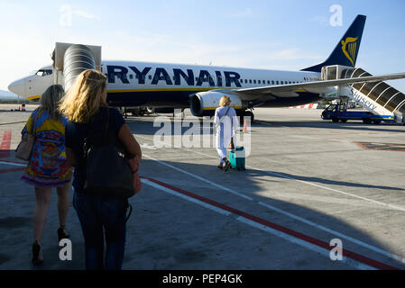 Athen, Griechenland. 15 Aug, 2018. Passagiere gesehen boarding Ryanair Boeing 737-800 Flugzeuge in Krakau John Paul II International Airport. Credit: Omar Marques/SOPA Images/ZUMA Draht/Alamy leben Nachrichten Stockfoto