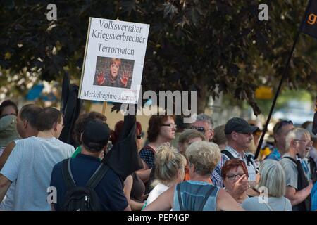 Dresden, Deutschland. 16 Aug, 2018. Die Teilnehmer an einer Kundgebung der Islamfeindlichkeit Pegida Bewegung stehen an einem Scheideweg, anlässlich der bevorstehenden Besuch von Bundeskanzlerin Angela Merkel (CDU) an den Sächsischen Landtag. Merkel ist an diesem Abend auf die Medien Sommerfest der sächsischen CDU-Landtagsfraktion erwartet. Credit: Sebastian Kahnert/dpa-Zentralbild/dpa/Alamy leben Nachrichten Stockfoto