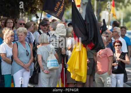 Dresden, Deutschland. 16 Aug, 2018. Die Teilnehmer an einer Kundgebung der Islamfeindlichkeit Pegida Bewegung stehen an einem Scheideweg, anlässlich der bevorstehenden Besuch von Bundeskanzlerin Angela Merkel (CDU) an den Sächsischen Landtag. Merkel ist an diesem Abend auf die Medien Sommerfest der sächsischen CDU-Landtagsfraktion erwartet. Credit: Sebastian Kahnert/dpa-Zentralbild/dpa/Alamy leben Nachrichten Stockfoto