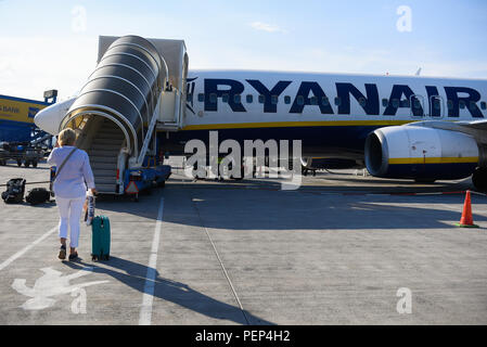 Athen, Griechenland. 15 Aug, 2018. Passagiere gesehen boarding Ryanair Boeing 737-800 Flugzeuge in Krakau John Paul II International Airport. Credit: Omar Marques/SOPA Images/ZUMA Draht/Alamy leben Nachrichten Stockfoto