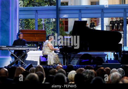 Datei: 16. Aug 2018. Aretha Franklin stirbt im Alter von 76. Foto: Herbie Hancock und Aretha Franklin an der Internationalen Jazz Tag Konzert auf dem Südrasen des Weißen Hauses in Washington, DC, 29. April 2016 durchführen. Präsidenten der Vereinigten Staaten Barack Obama geliefert Bemerkungen die Veranstaltung vorzustellen. Credit: MediaPunch Inc/Alamy leben Nachrichten Stockfoto