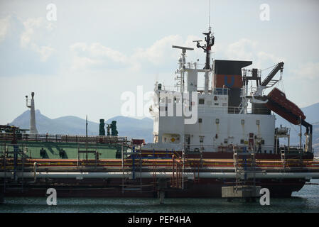 Athen, Griechenland. 15 Aug, 2018. Ein Schiff auf Helfe Tanker und Gas Terminal gesehen. Credit: Omar Marques/SOPA Images/ZUMA Draht/Alamy leben Nachrichten Stockfoto