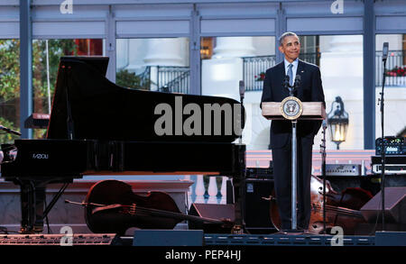 Datei: 16. Aug 2018. Aretha Franklin stirbt im Alter von 76. Foto: Präsidenten der Vereinigten Staaten Barack Obama liefert Erläuterungen auf der Internationalen Jazz Tag Konzert auf dem Südrasen des Weißen Hauses in Washington, DC, 29. April 2016. Die Veranstaltung umfasst eine Performance von Aretha Franklin und wird von Morgan Freeman präsentiert. Credit: MediaPunch Inc/Alamy leben Nachrichten Stockfoto
