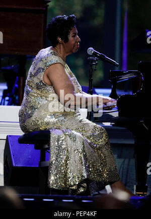 Datei: 16. Aug 2018. Aretha Franklin stirbt im Alter von 76. Foto: Herbie Hancock (unsichtbar) und Aretha Franklin an der Internationalen Jazz Tag Konzert auf dem Südrasen des Weißen Hauses in Washington, DC, 29. April 2016 durchführen. Präsidenten der Vereinigten Staaten Barack Obama geliefert Bemerkungen die Veranstaltung vorzustellen. Credit: MediaPunch Inc/Alamy leben Nachrichten Stockfoto