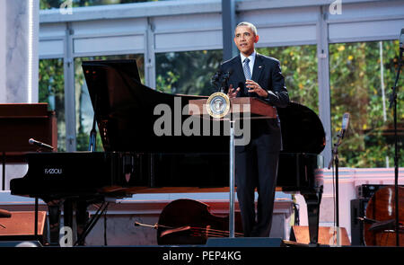 Datei: 16. Aug 2018. Aretha Franklin stirbt im Alter von 76. Foto: Präsidenten der Vereinigten Staaten Barack Obama liefert Erläuterungen auf der Internationalen Jazz Tag Konzert auf dem Südrasen des Weißen Hauses in Washington, DC, 29. April 2016. Die Veranstaltung umfasst eine Performance von Aretha Franklin und wird von Morgan Freeman präsentiert. Credit: MediaPunch Inc/Alamy leben Nachrichten Stockfoto