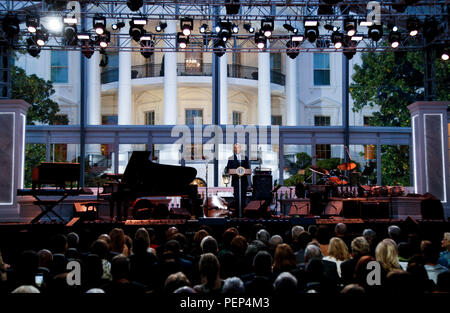 Datei: 16. Aug 2018. Aretha Franklin stirbt im Alter von 76. Foto: Präsidenten der Vereinigten Staaten Barack Obama liefert Erläuterungen auf der Internationalen Jazz Tag Konzert auf dem Südrasen des Weißen Hauses in Washington, DC, 29. April 2016. Die Veranstaltung umfasst eine Performance von Aretha Franklin und wird von Morgan Freeman präsentiert. Credit: MediaPunch Inc/Alamy leben Nachrichten Stockfoto