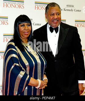 Datei: 16. Aug 2018. Aretha Franklin stirbt im Alter von 76. Foto: Aretha Franklin und Richard Gibbs kommen für die formale Artist Abendessen zu Ehren des Empfänger der 2012 Kennedy Center Honors von US-Außenministerin Hillary Rodham Clinton im US-Außenministerium in Washington, DC am Samstag, 1. Dezember 2012 gehostet wird. Die 2012 honorees sind Buddy Guy, Schauspieler Dustin Hoffman, bis spät in die Nacht host David Letterman, Tänzer Natalia Makarova, und der britischen Rockband Led Zeppelin (Robert Plant, Jimmy Page und John Paul Jones). Credit: MediaPunch Inc/Alamy leben Nachrichten Stockfoto