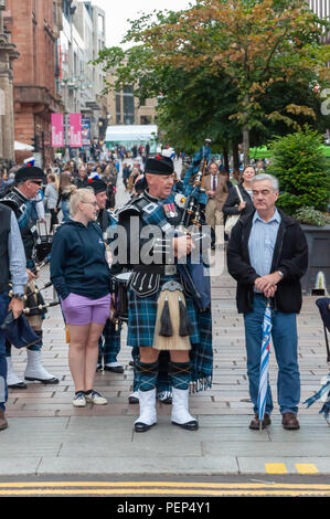 Glasgow, Schottland, Großbritannien. 16 August, 2018. Ein Mitglied des Pipers' Trail ein Kollektiv von der Royal Edinburgh Military Tattoo in Buchanan Street bei Rohrleitungen Leben. Credit: Skully/Alamy leben Nachrichten Stockfoto