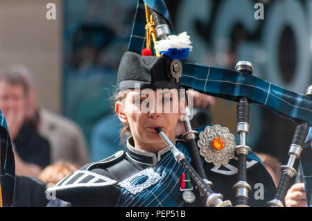 Glasgow, Schottland, Großbritannien. 16 August, 2018. Ein Mitglied des Pipers' Trail ein Kollektiv von der Royal Edinburgh Military Tattoo in Buchanan Street bei Rohrleitungen Leben. Credit: Skully/Alamy leben Nachrichten Stockfoto