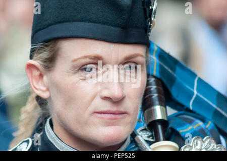 Glasgow, Schottland, Großbritannien. 16 August, 2018. Ein Mitglied des Pipers' Trail ein Kollektiv von der Royal Edinburgh Military Tattoo in Buchanan Street bei Rohrleitungen Leben. Credit: Skully/Alamy leben Nachrichten Stockfoto