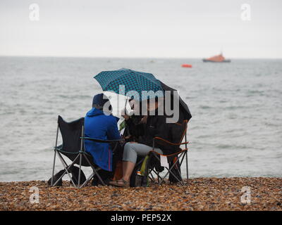 Eastbourne, Großbritannien. 16 Aug, 2018. Eastbourne Airshow: schlechte Wetter führte dazu, dass die meisten der geplanten Flüge am ersten Tag des Eastbourne International Air Show abgesagt wird, mit nur 3 Flüge statt: Chinook, belgische Luftwaffe 109 Hubschrauber & Typhoon um 4 Uhr an einem Tag der heftige Regen- und dichte Bewölkung. Credit: James Bell/Alamy leben Nachrichten Stockfoto