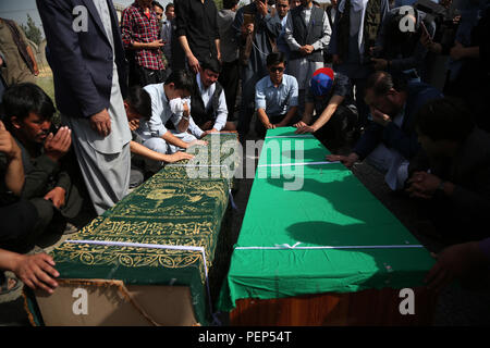 Kabul, Afghanistan. 16 Aug, 2018. Menschen nehmen an der Trauerfeier für die Opfer von einem Selbstmordanschlag in Kabul, der Hauptstadt Afghanistans, Aug 16., 2018. Bis zu 48 Studenten wurden getötet und 67 weitere verletzt bei einem Selbstmordanschlag Bombenanschlag in Kabul am Mittwoch. Credit: Rahmat Alizadah/Xinhua/Alamy leben Nachrichten Stockfoto