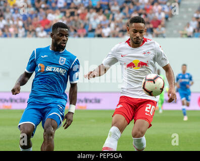 Craiova, Rumänien. 16 Aug, 2018. Fußball, Europa League, Qualifikation, Runde 3, Rückflug CS Universitatea Craiova vs RB Leipzig Ion-Oblemenco Stadion. Von Craiova Isaac Donkor (L) in Aktion gegen die Leipziger Matheus Cunha. Credit: Catalin Soare/dpa/Alamy Leben Nachrichten Quelle: dpa Picture alliance/Alamy Leben Nachrichten Quelle: dpa Picture alliance/Alamy leben Nachrichten Stockfoto