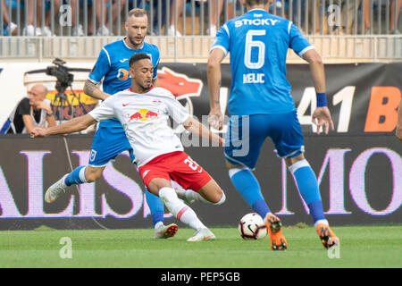 Craiova, Rumänien. 16 Aug, 2018. Fußball, Europa League, Qualifikation, Runde 3, Rückflug CS Universitatea Craiova vs RB Leipzig Ion-Oblemenco Stadion. Craiova Renato Kelic (R) gegen die Leipziger Matheus Cunha (C). Credit: Catalin Soare/dpa/Alamy Leben Nachrichten Quelle: dpa Picture alliance/Alamy Leben Nachrichten Quelle: dpa Picture alliance/Alamy leben Nachrichten Stockfoto