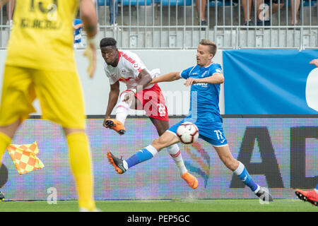 Craiova, Rumänien. 16 Aug, 2018. Fußball, Europa League, Qualifikation, Runde 3, Rückflug CS Universitatea Craiova vs RB Leipzig Ion-Oblemenco Stadion. Craiova Nicusor Bancu (R) in Aktion gegen die Leipziger Nordi Mukiele (C). Credit: Catalin Soare/dpa/Alamy Leben Nachrichten Quelle: dpa Picture alliance/Alamy Leben Nachrichten Quelle: dpa Picture alliance/Alamy leben Nachrichten Stockfoto