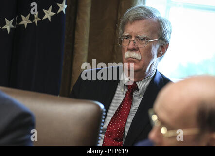 Washington, District of Columbia, USA. 16 Aug, 2018. White House National Security Advisor John Bolton besucht eine Kabinettssitzung im Schaltschrank des Weißen Hauses am August 16, 2018 in Washington, DC. Credit: Oliver Contreras/Pool über CNP Credit: Oliver Contreras/CNP/ZUMA Draht/Alamy leben Nachrichten Stockfoto