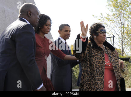 Oktober 16, 2011 - Washington, District of Columbia, Vereinigte Staaten von Amerika - Sänger Aretha Franklin (R) akzeptiert Beifall, als sie ihre Leistung endet mit dem Präsidenten der Vereinigten Staaten Barack Obama, der First Lady Michelle Obama und Harry Johnson, Präsident und CEO der MLK National Memorial Project Fund (L), wie sie das Engagement der Martin Luther King, Jr. Memorial auf der National Mall in Washington DC, USA, 16. Oktober 2011 teilnehmen. Die Zeremonie für die Erschlagenen civil rights Leader hatte zuvor in den Sommer verschoben worden, weil der Tropische Sturm Irene. Credit: Mike Theiler/Pool über CN Stockfoto